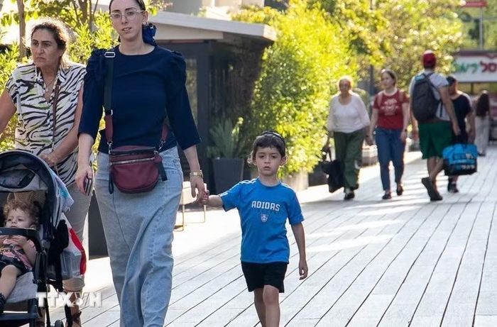 Người dân đi dạo tại thành phố Tel Aviv. (Ảnh minh họa. Vũ Hội/TTXVN)