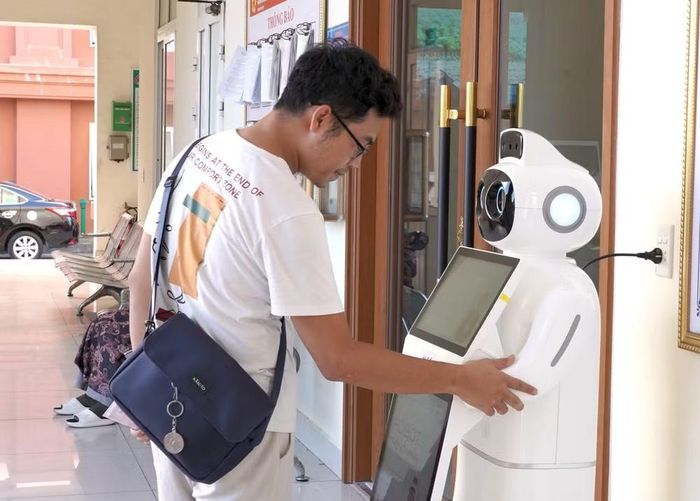 Robot AI góp phần giảm áp lực cho đội ngũ công chức ở khâu tư vấn ban đầu, tạo điều kiện để người dân làm quen với các ứng dụng trí tuệ nhân tạo trong thực hiện dịch vụ công. Ảnh: Thanh Thủy - TTXVN