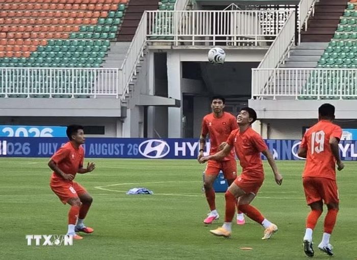 Đội tuyển Việt Nam tập luyện sẵn sàng cho cuộc đối đầu với Indonesia trên sân Pakansari tối 3/8. (Ảnh: Lê Minh Hưởng/TTXVN)