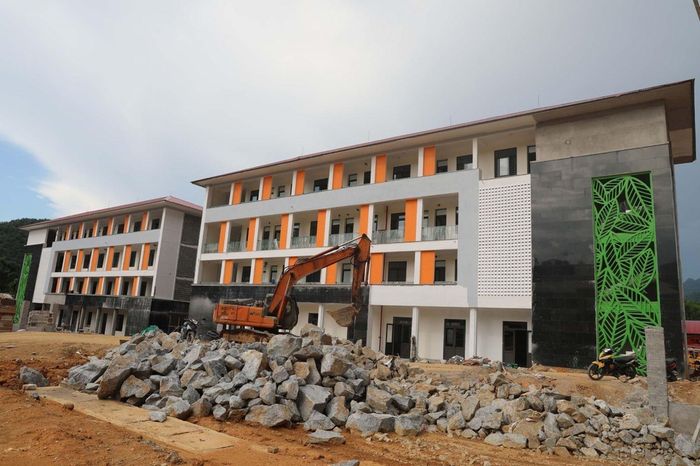Trường Nội trú liên cấp Tiểu học và THCS Sơn Thủy (Thanh Hóa) dự kiến sẽ hoàn thành trước năm học mới. Ảnh: Nguyễn Nam/TTXVN