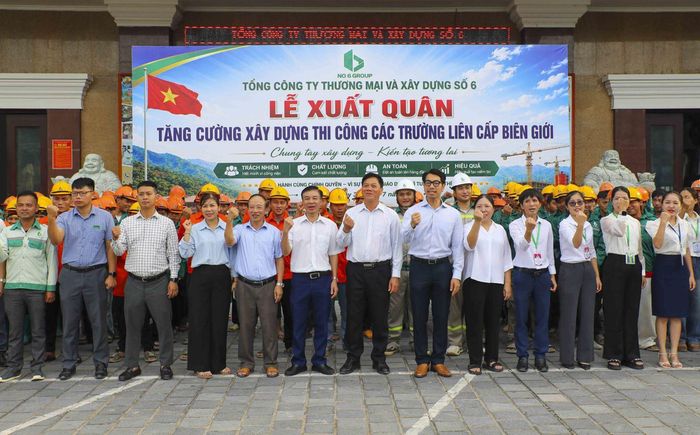 Đại diện Sở Xây dựng tỉnh Điện Biên và Tổng Công ty Thương mại và Xây dựng số 6 Điện Biên thể hiện quyết tâm trước giờ xuất quân hỗ trợ thi công Trường Phổ thông dân tộc nội trú liên cấp Nà Bủng. Ảnh: Xuân Tư/TTXVN