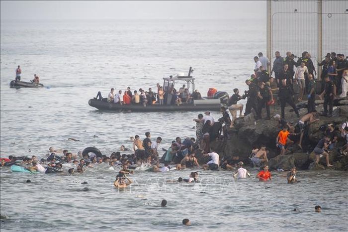 Hàng trăm người di cư tìm cách bơi từ Maroc sang Ceuta, vùng lãnh thổ của Tây Ban Nha ở Bắc Phi, ngày 30/7/2026. Ảnh: AA/TTXVN phát