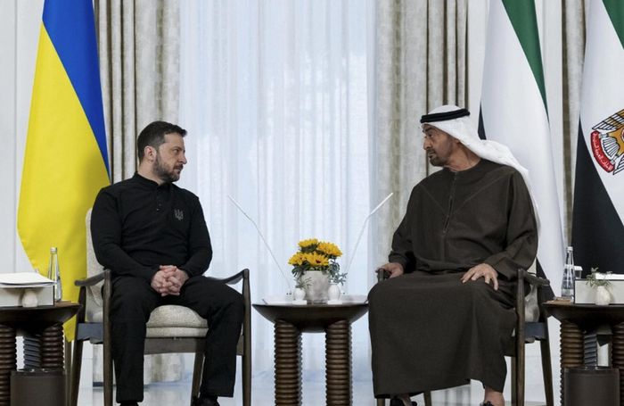 Tổng thống UAE Sheikh Mohamed bin Zayed al-Nahyan tiếp đón Tổng thống Ukraine Volodymyr Zelensky tại Cung điện al-Shati ở Abu Dhabi vào ngày 17/2/2025. Ảnh: Văn phòng Tổng thống UAE