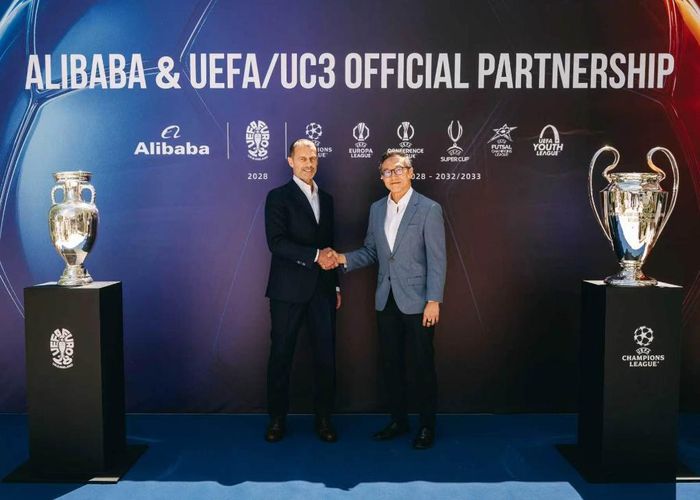Chủ tịch UEFA Aleksander Ceferin (trái) bắt tay với Chủ tịch Tập đoàn Alibaba Joe Tsai tại Budapest. Ảnh: THX