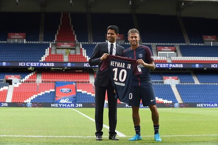 Chủ tịch PSG Nasser Al Khelaifi (trái) và Neymar xuất hiện trong buổi giới thiệu tại Paris, Pháp ngày 4/8/2017. Ảnh: THX.