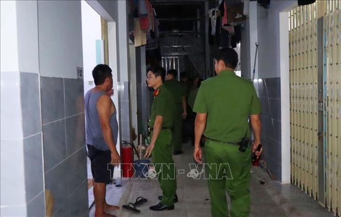 Lực lượng công an phường Bình Phước kiểm tra hành chính tại các nhà trọ.