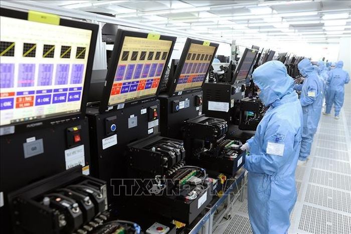 Dây chuyền sản xuất mô đun camera và linh kiện điện tử xuất khẩu tại nhà máy của Công ty TNHH MCNEX VINA (100% vốn Hàn Quốc), khu công nghiệp Phúc Sơn, tỉnh Ninh Bình. Ảnh: Vũ Sinh/TTXVN
