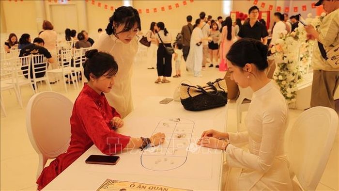 Khách tham gia trải nghiệm các trò chơi dân gian Việt Nam.
