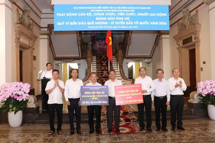 Các đơn vị trao bảng tượng trưng ủng hộ quỹ Vì biển đảo quê hương - Vì tuyến đầu Tổ quốc năm 2026 tại trụ sở HĐND - UBND TP Hồ Chí Minh.