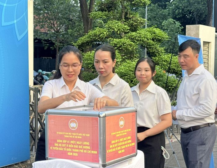Cán bộ, công chức TP Hồ Chí Minh hưởng ứng đợt vận động ủng hộ Quỹ Vì biển đảo quê hương - Vì tuyến đầu Tổ quốc năm 2026.