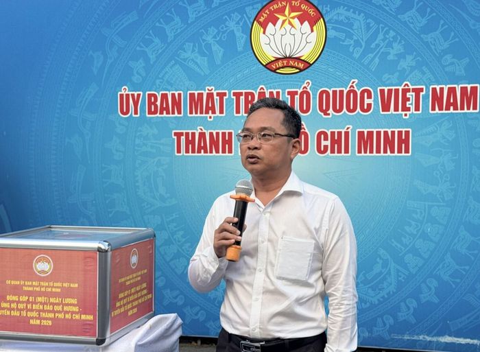 Ông Phạm Minh Tuấn, Phó Chủ tịch Ủy ban Mặt trận Tổ quốc Việt Nam TP Hồ Chí Minh phát biểu phát động đợt vận động hướng về biên giới, biển, đảo Tổ quốc.
