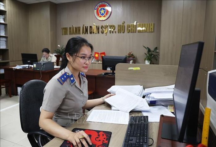 Công chức Thi hành án dân sự TP Hồ Chí Minh xử lý hồ sơ nghiệp vụ trên môi trường số.