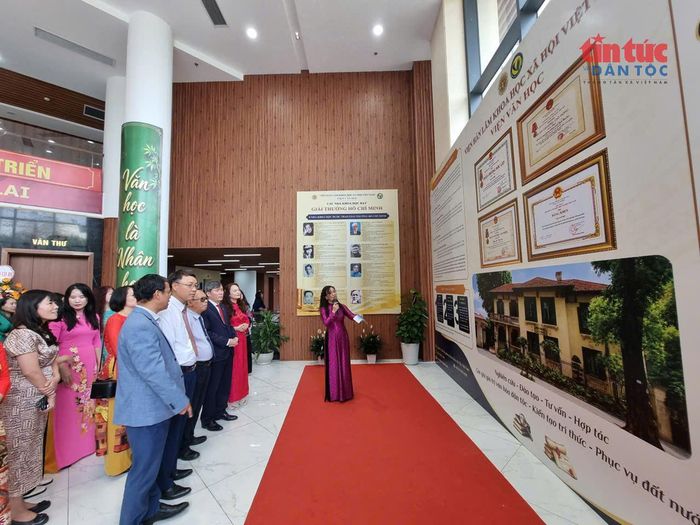 Giới thiệu thành tựu của Viện Văn học.