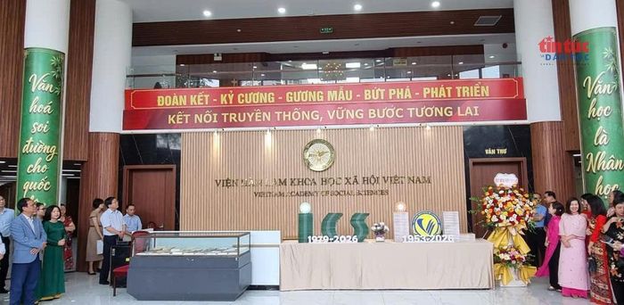 Biểu trưng chung của Viện Văn học và Viện Nghiên cứu văn hóa tại không gian trưng bày.