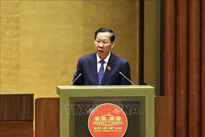 Chủ nhiệm Ủy ban Kinh tế và Tài chính của Quốc hội Phan Văn Mãi trình bày Báo cáo thẩm tra về một số dự án luật. Ảnh: Minh Đức/TTXVN