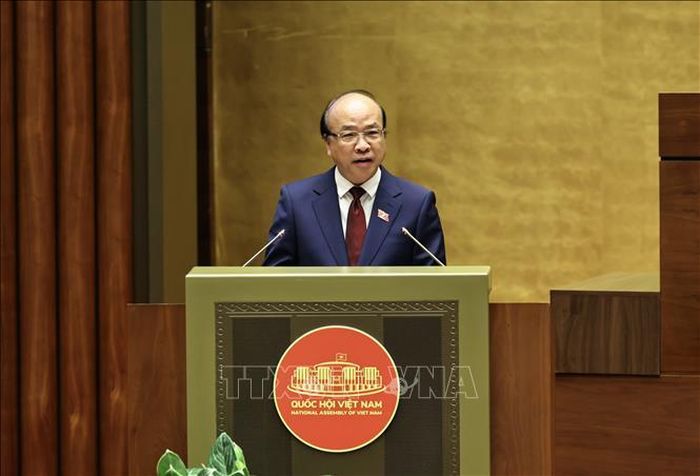 Chủ nhiệm Ủy ban Pháp luật và Tư pháp của Quốc hội Phan Chí Hiếu trình bày Báo cáo thẩm tra về 3 dự án Luật: Luật Phổ biến, giáo dục pháp luật; Luật sửa đổi, bổ sung một số điều của Luật Trách nhiệm bồi thường của Nhà nước; Luật sửa đổi, bổ sung một số điều của Luật Hải quan. Ảnh: Minh Đức/TTXVN