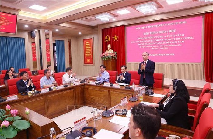 Đại sứ Cuba tại Việt Nam Rogelio Polanco Fuentes với các đại biểu tại hội thảo. Ảnh: Văn Điệp/TTXVN