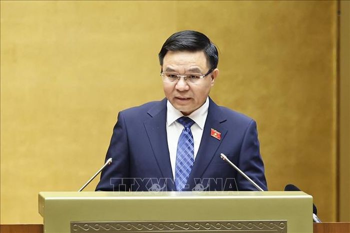 Bộ trưởng Bộ Công Thương Lê Mạnh Hùng, thừa ủy quyền của Thủ tướng Chính phủ trình bày Tờ trình về dự án Luật Dầu khí (sửa đổi). Ảnh: Doãn Tấn/TTXVN