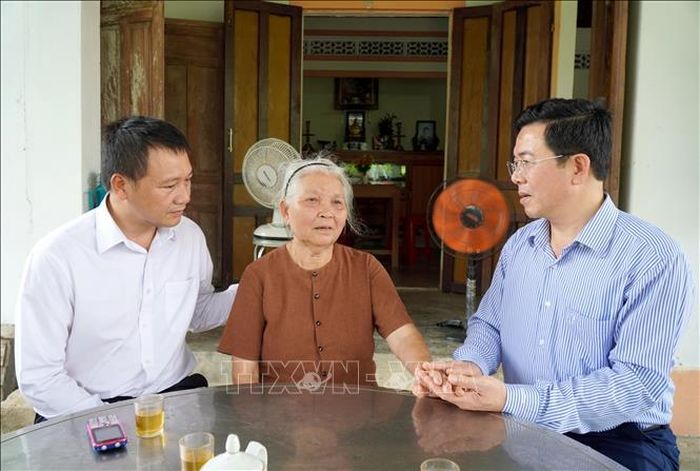Lãnh đạo địa phương xã Tư Nghĩa xác minh thông tin về ông Lê Tài (bí danh Trung Liên) từ bà Hồ Thị Phó, cháu dâu ông Lê Tài.