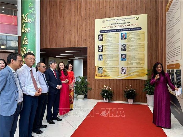 Các đại biểu tham quan khu trưng bày của Viện Nghiên cứu Văn hóa.