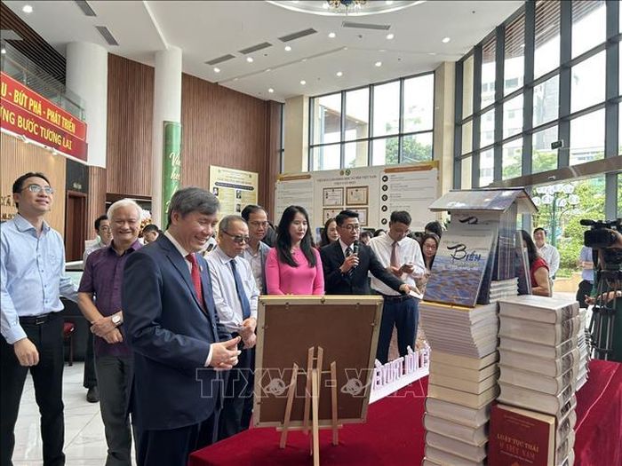 Các đại biểu tham quan khu trưng bày của Viện Nghiên cứu Văn hóa.