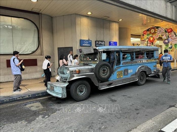 Trạm Jeepney gần Trung tâm thương mại The Landmark ở Makati, Manila, Philippines.