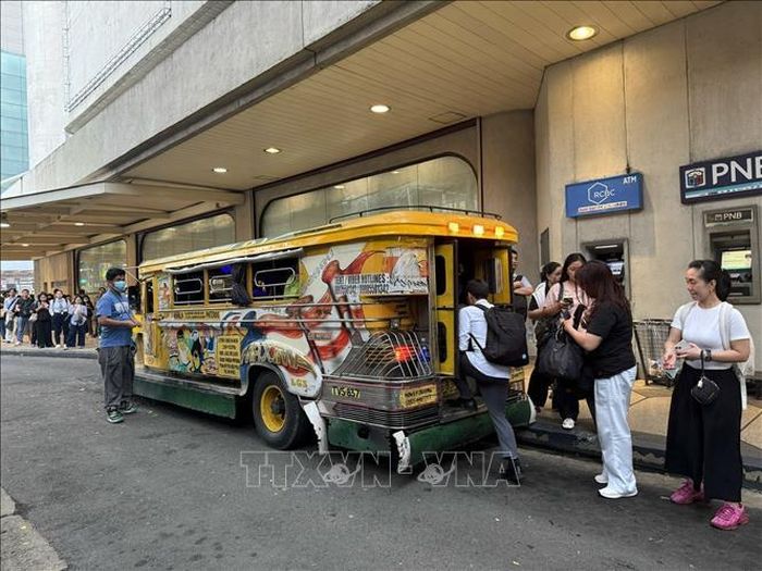 Jeepney chỉ có 1 cửa phía sau cho hành khách lên xe.