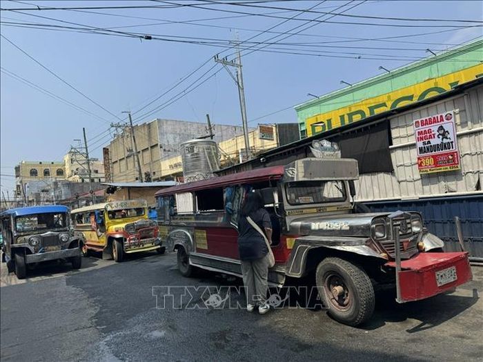 Jeepney tấp nập tại khu chợ Baclaran.