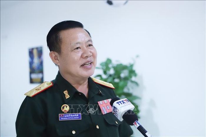 Thiếu tướng Boutsady Inthalangsy, Phó Chánh Văn phòng Bộ Quốc phòng Lào, khẳng định bộ phim “Mưa Đỏ” là bài học lịch sử trực quan sinh động nhất dành cho lực lượng vũ trang hai nước Lào - Việt Nam. Ảnh: Xuân Tú/PV TTXVN tại Lào