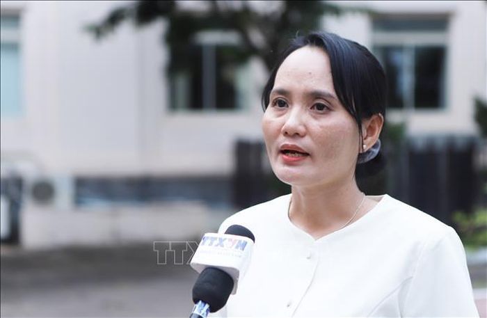 Cô Nguyễn Thị Lan Chi, Phó Hiệu trưởng Trường Song ngữ Lào - Việt Nam Nguyễn Du, cho biết sẽ dùng chính những câu chuyện chân thực trong phim "Mưa Đỏ" để giáo dục học sinh về tình đoàn kết đặc biệt Việt - Lào. Ảnh: Xuân Tú/PV TTXVN tại Lào