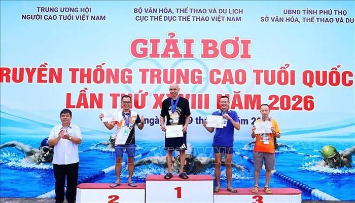 Ban Tổ chức trao giải sau khi kết thúc mỗi nội dung bơi.