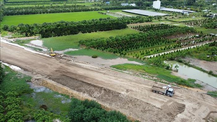 Công trình cao tốc Mỹ An - Cao Lãnh đi qua đã gây khó khăn trong sản xuất nông nghiệp đối với một số hộ dân ở xã Mỹ Quí, tỉnh Đồng Tháp.