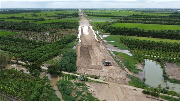 Người dân mong sớm xây dựng đường dân sinh dọc cao tốc Mỹ An - Cao Lãnh nhằm tránh ảnh hưởng đến đời sống, sản xuất.
