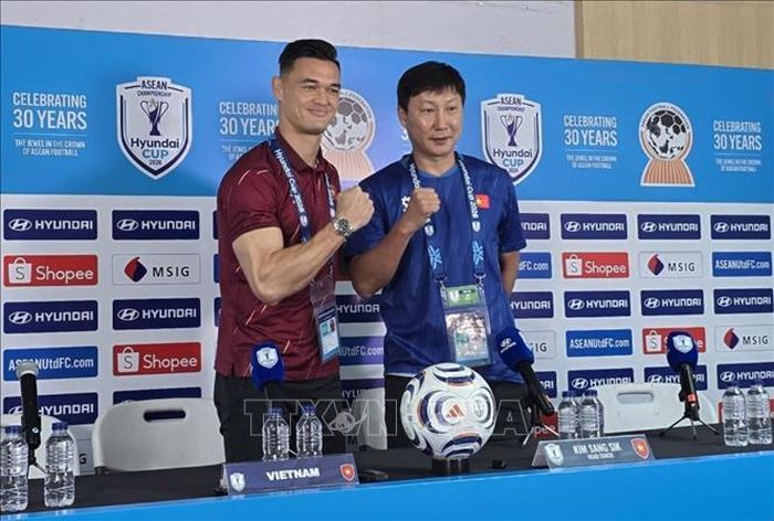 Huấn luyện viên trưởng đội tuyển Việt Nam Kim Sang Sik và thủ môn Patrik Le Giang quyết tâm giành chiến thắng. Ảnh: Lê Minh Hưởng/Pv TTXVN tại Indonesia