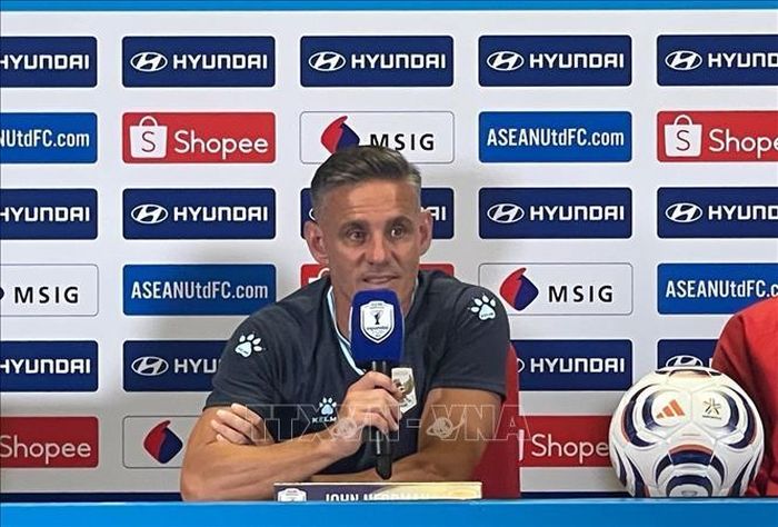 Huấn luyện viên trưởng đội tuyển Indonesia John Herdman tại buổi họp báo trước trận đấu với Việt Nam. Ảnh: Lê Minh Hưởng/PV TTXVN tại Indonesia