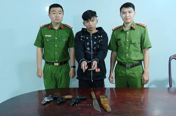 Đối tượng Đặng Trường Thọ cùng tang vật tại cơ quan công an. Ảnh: CA