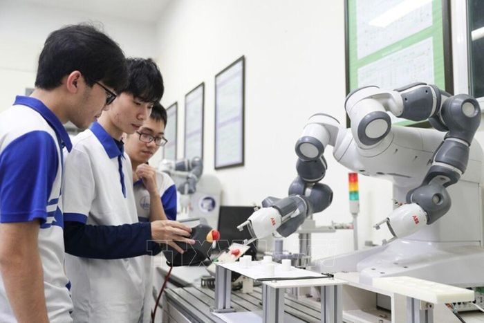 Sinh viên Trường Đại học Công nghệ (Đại học Quốc gia Hà Nội) thực hành tại phòng thí nghiệm. Ảnh minh họa: TTXVN phát