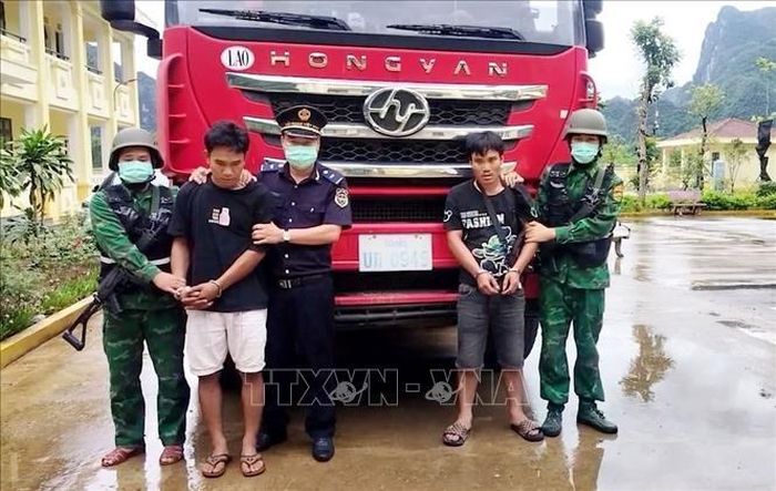 Các đối tượng khai nhận vận chuyển thuê 633kg pháo từ Lào về Việt Nam tiêu thụ, còn số ma túy mang theo để sử dụng cá nhân.