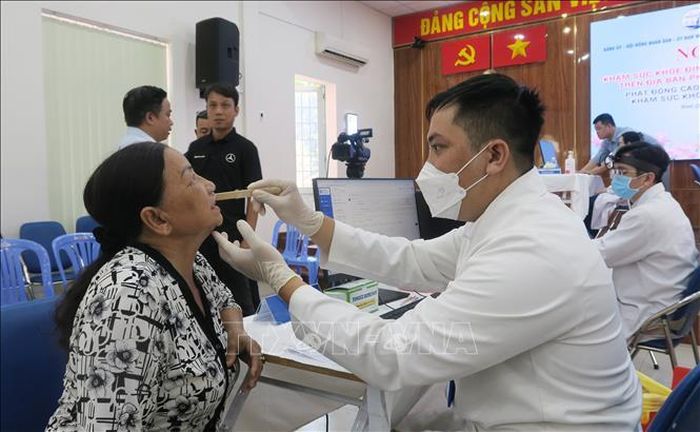 Người dân phường Bình Qưới, TP Hồ Chí Minh tham gia khám sức khỏe miễn phí.