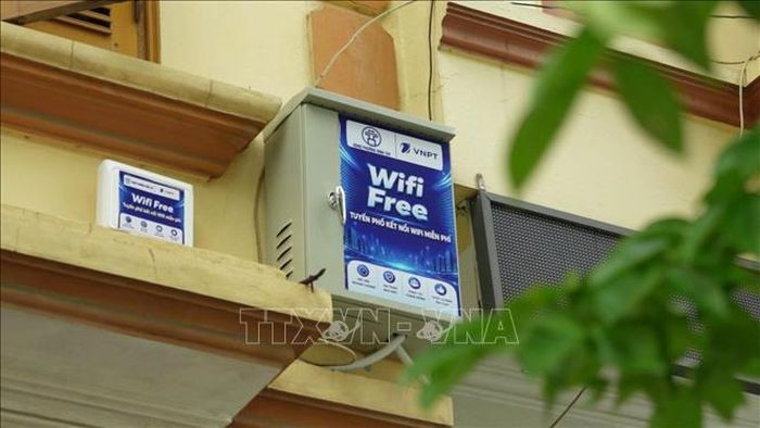 Các cục phát sóng Wifi được lắp đặt trên khắp tuyến phố Minh Khai, phường Vĩnh Tuy, Hà Nội.
