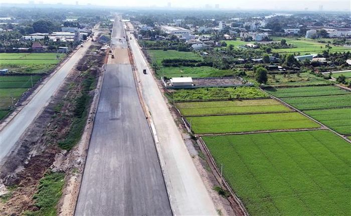 Dự án Vành đai 3 TP Hồ Chí Minh ở phía Tây (đoạn qua địa bàn huyện Củ Chi cũ) đang dần hình thành. Ảnh: Tiến Lực - TTXVN