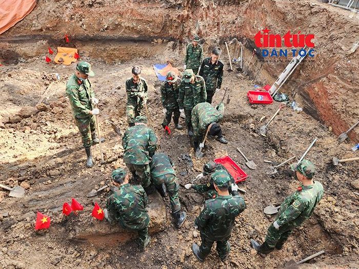 Lực lượng tìm kiếm, quy tập hài cốt tại Khu B của Công viên Lê Thị Riêng.