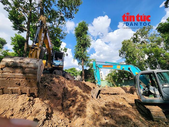 Tại Khu B, lực lượng làm nhiệm vụ đã tiếp tục mở rộng phạm vi tìm kiếm, di dời gần 300 m3 đất để tiếp cận các khu vực nghi có hài cốt liệt sĩ. Bộ Tư lệnh TP Hồ Chí Minh huy động 3 máy đào và 1 xe ben, làm việc liên tục nhằm đẩy nhanh tiến độ quy tập.