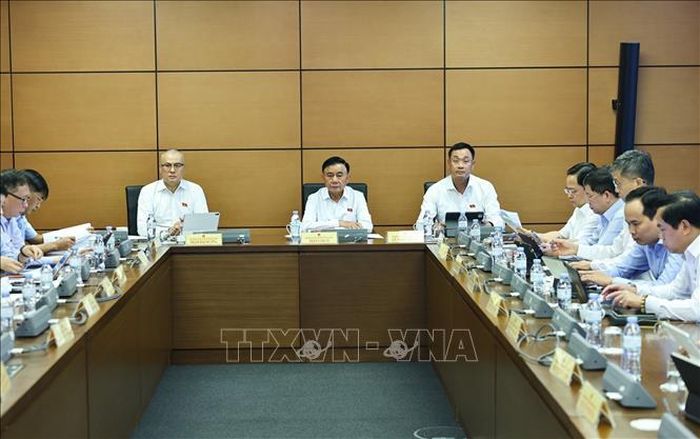 Đoàn đại biểu Quốc hội thành phố Đà Nẵng thảo luận tại tổ. Ảnh: Minh Đức/TTXVN