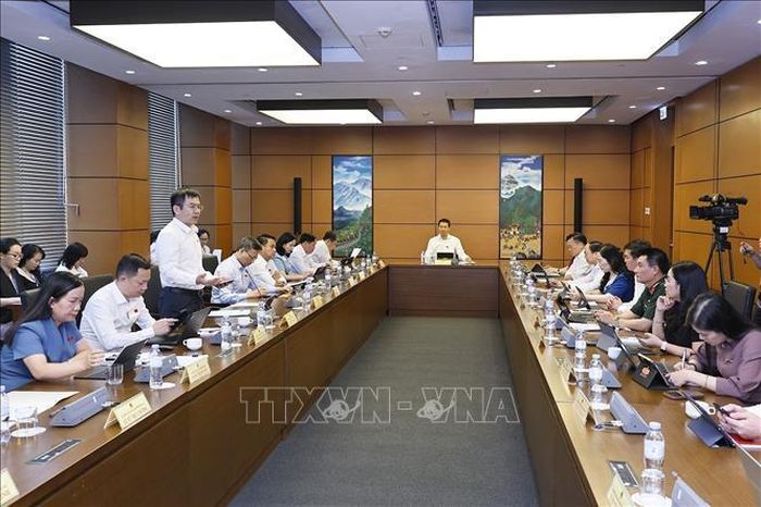 Đoàn đại biểu Thành phố Đồng Nai và tỉnh Thái Nguyên thảo luận ở tổ. Ảnh: Doãn Tấn/TTXVN