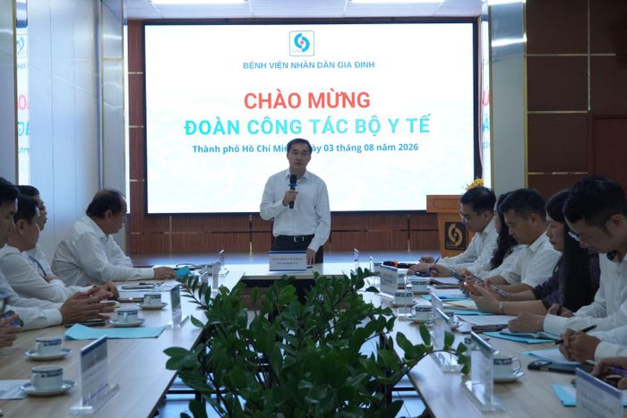 Thứ trưởng Bộ Y tế Trần Văn Thuấn phát biểu tại buổi làm việc.