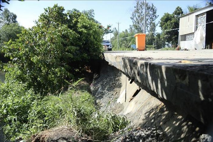 Đoạn sạt lở dài hơn 20m trên tuyến đường ĐH80, đoạn qua xã Vĩnh Gia (An Giang) khiến mặt đường bị sụt lún nghiêm trọng, gây mất an toàn giao thông.