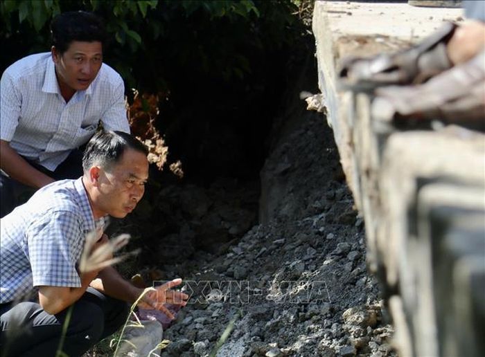 Lãnh đạo xã Vĩnh Gia (An Giang) khảo sát hiện trường, đánh giá mức độ ảnh hưởng của vụ sạt lở trên tuyến đường ĐH80 để có phương án khắc phục.