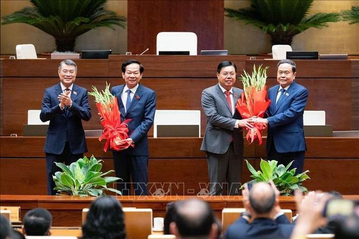 Chủ tịch Quốc hội Trần Thanh Mẫn tặng hoa chúc mừng tân Bộ trưởng Bộ Nội vụ Nguyễn Tiến Hải (thứ 2, phải sang) và Thủ tướng Chính phủ Lê Minh Hưng tặng hoa chúc mừng tân Bí thư Thành ủy Cần Thơ Đỗ Thanh Bình (thứ 2, trái sang). Ảnh: TTXVN phát