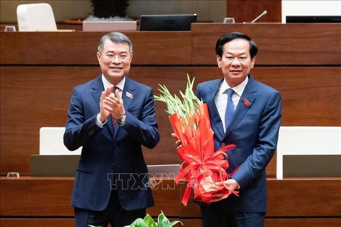 Thủ tướng Chính phủ Lê Minh Hưng tặng hoa chúc mừng ông Đỗ Thanh Bình, nguyên Bộ trưởng Bộ Nội vụ, được điều động, chỉ định làm Bí thư Thành ủy Cần Thơ. Ảnh: TTXVN phát